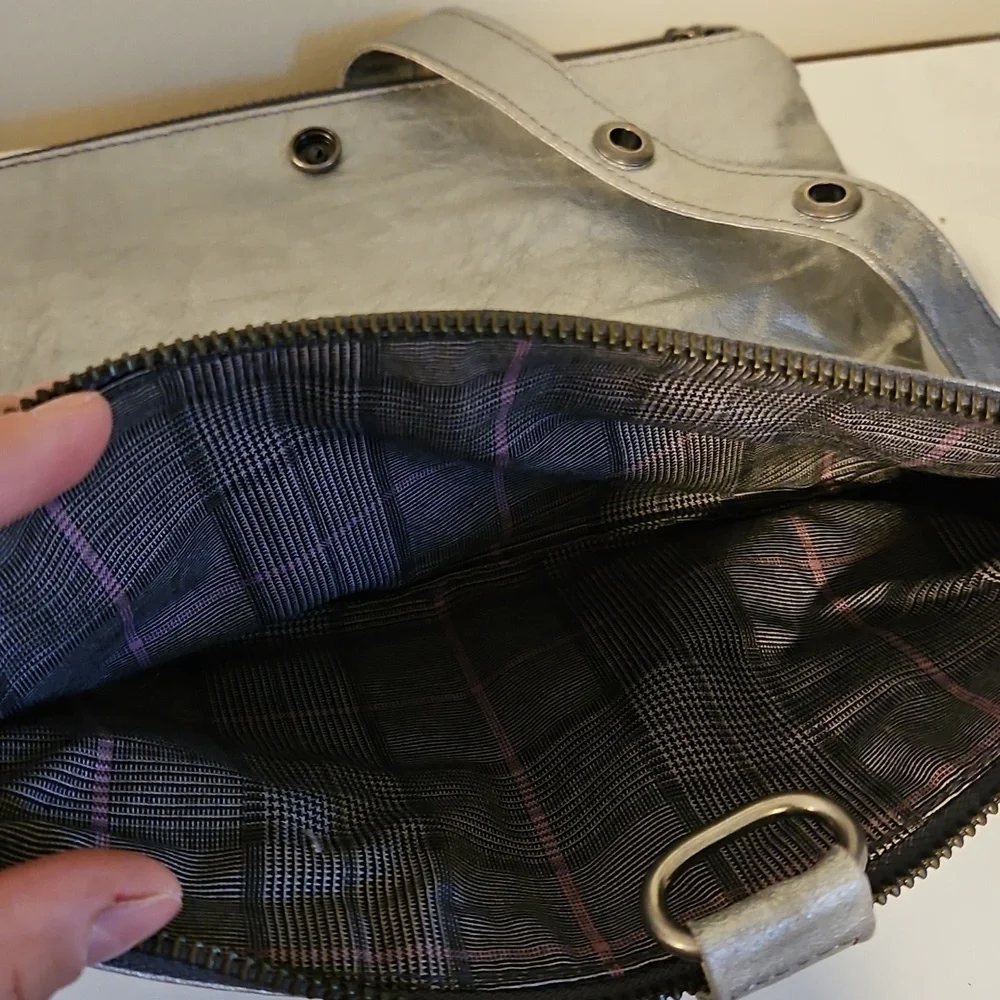 MATT & NAT Silver BAG VEGAN LEATHER CLUTCH RECTANGLE - Picture 4 of 5